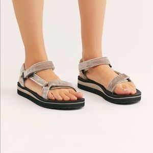 Teva Midform Universal Holiday Sandal
